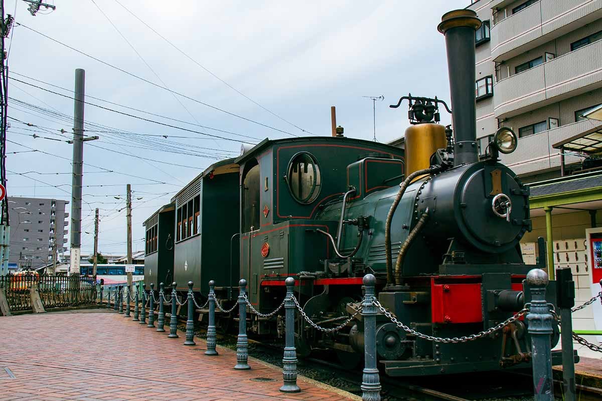 伊予鉄道道後温泉駅前に停車する「坊っちゃん列車」。土日・祝日に運行される