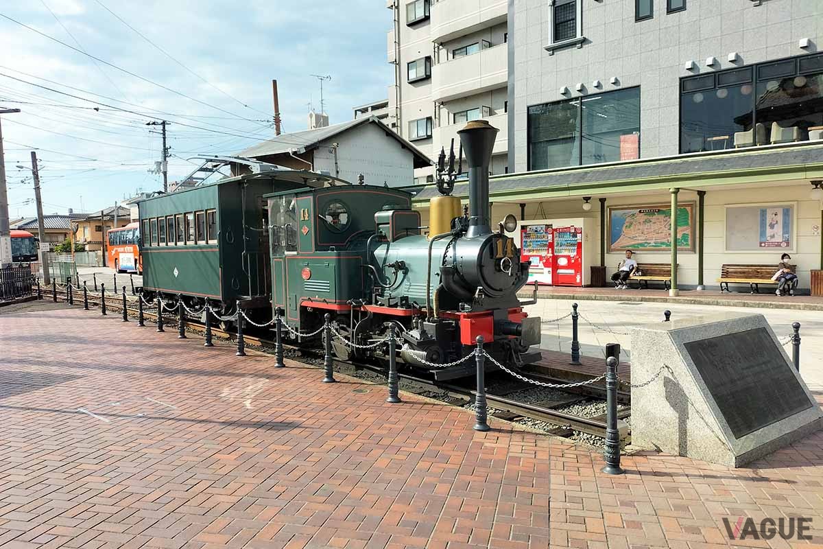 伊予鉄道道後温泉駅前に停車する「坊っちゃん列車」。土日・祝日に運行される
