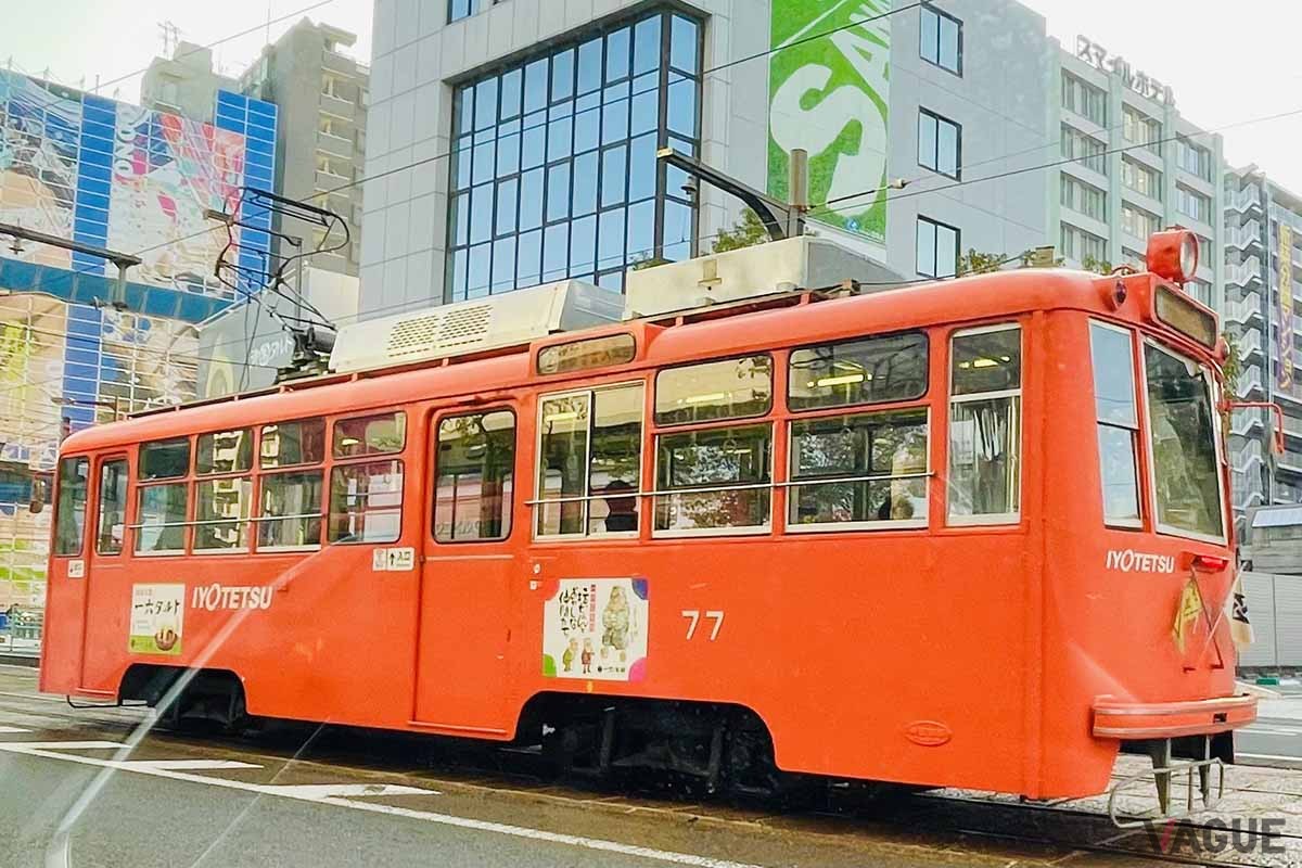 松山の市街を走る路面電車