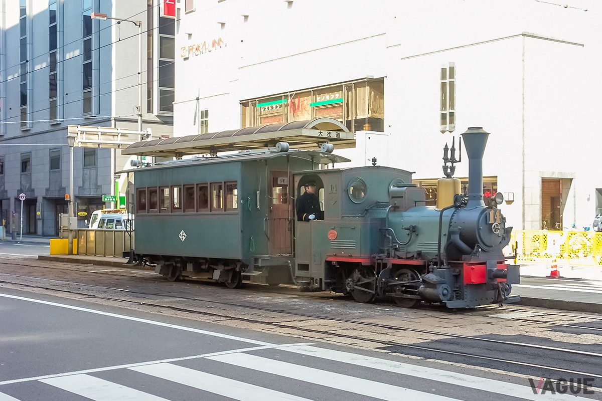 伊予鉄道道後温泉駅前に停車する「坊っちゃん列車」。土日・祝日に運行される