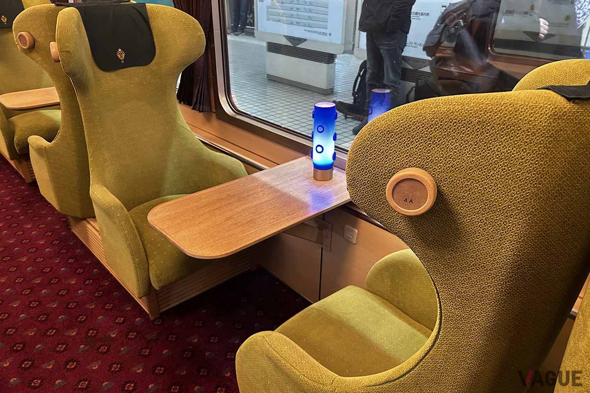 近鉄の観光特急「あをによし」の車内
