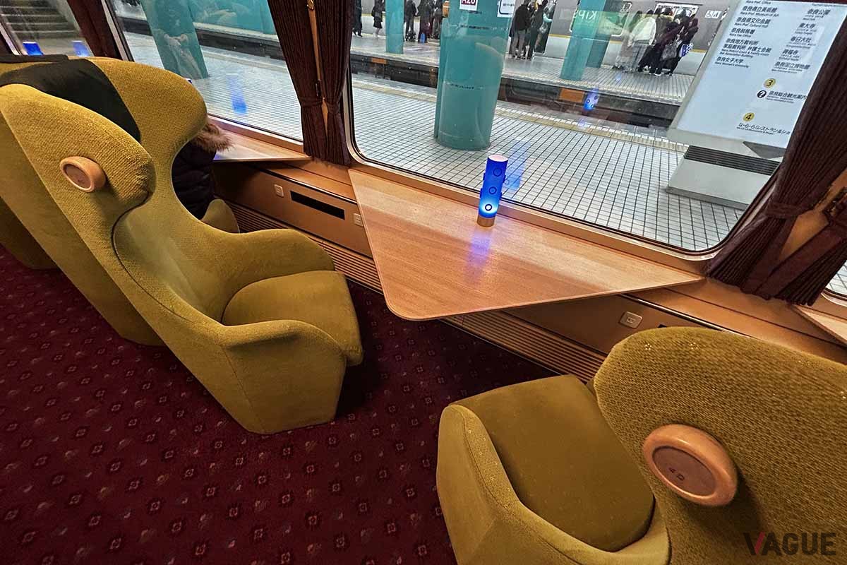 近鉄の観光特急「あをによし」の車内