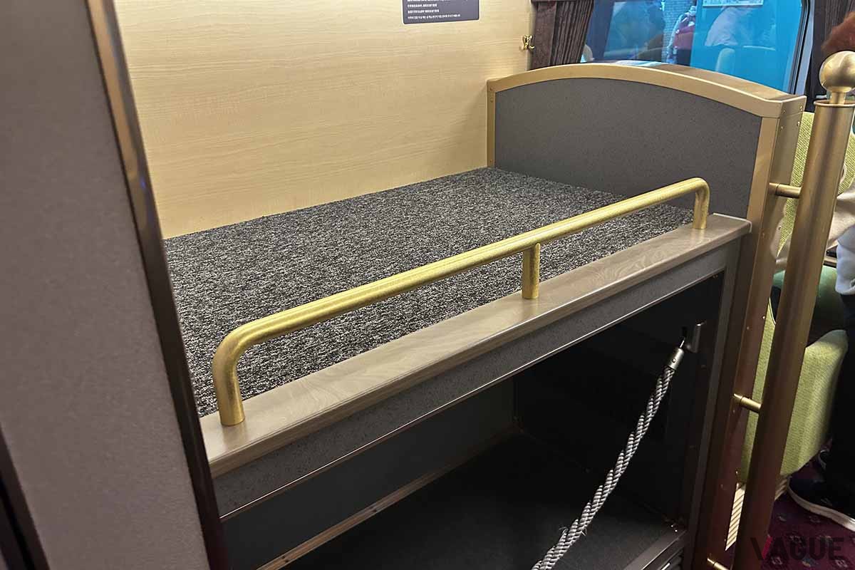 近鉄の観光特急「あをによし」の車内