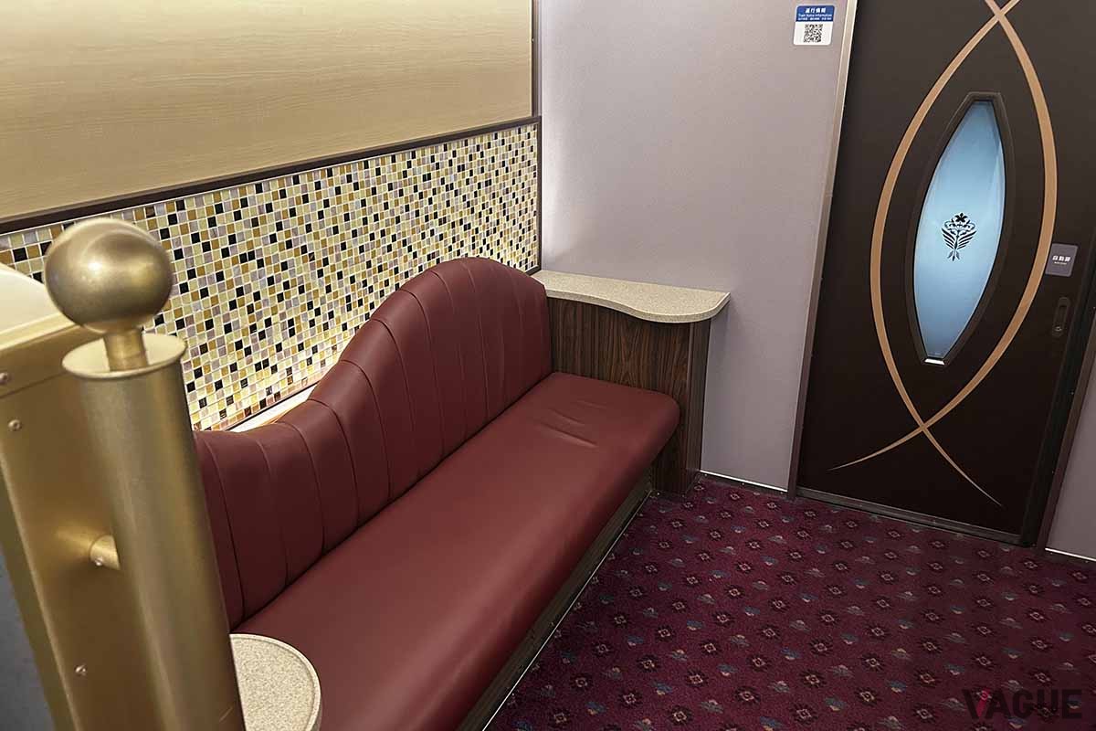 近鉄の観光特急「あをによし」の車内