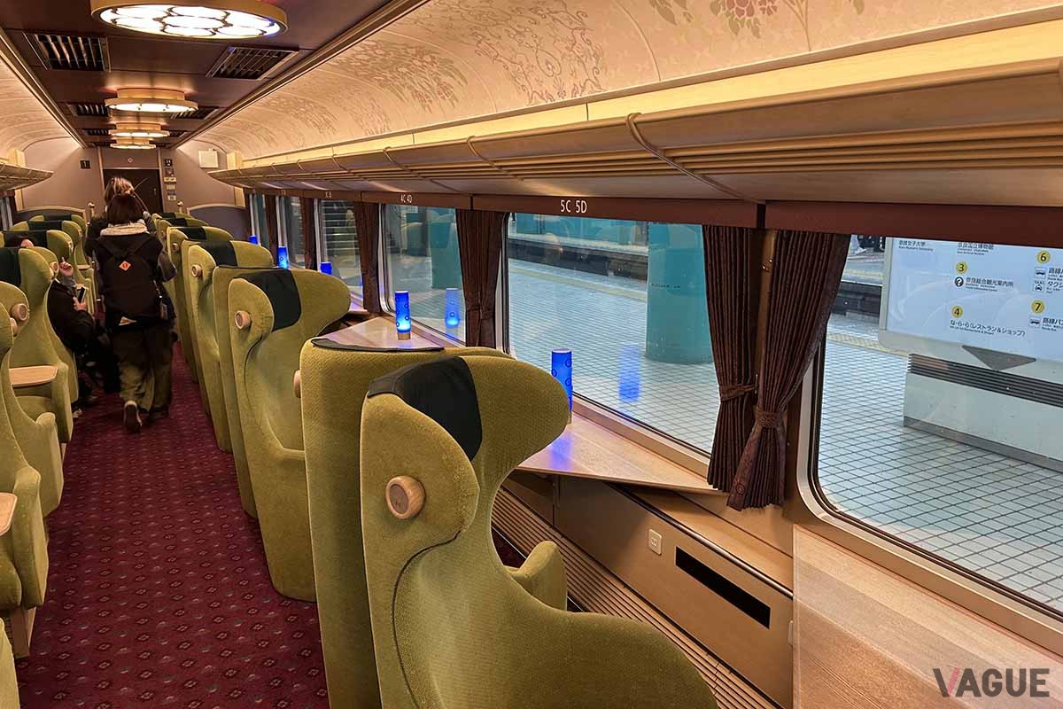 近鉄の観光特急「あをによし」の車内