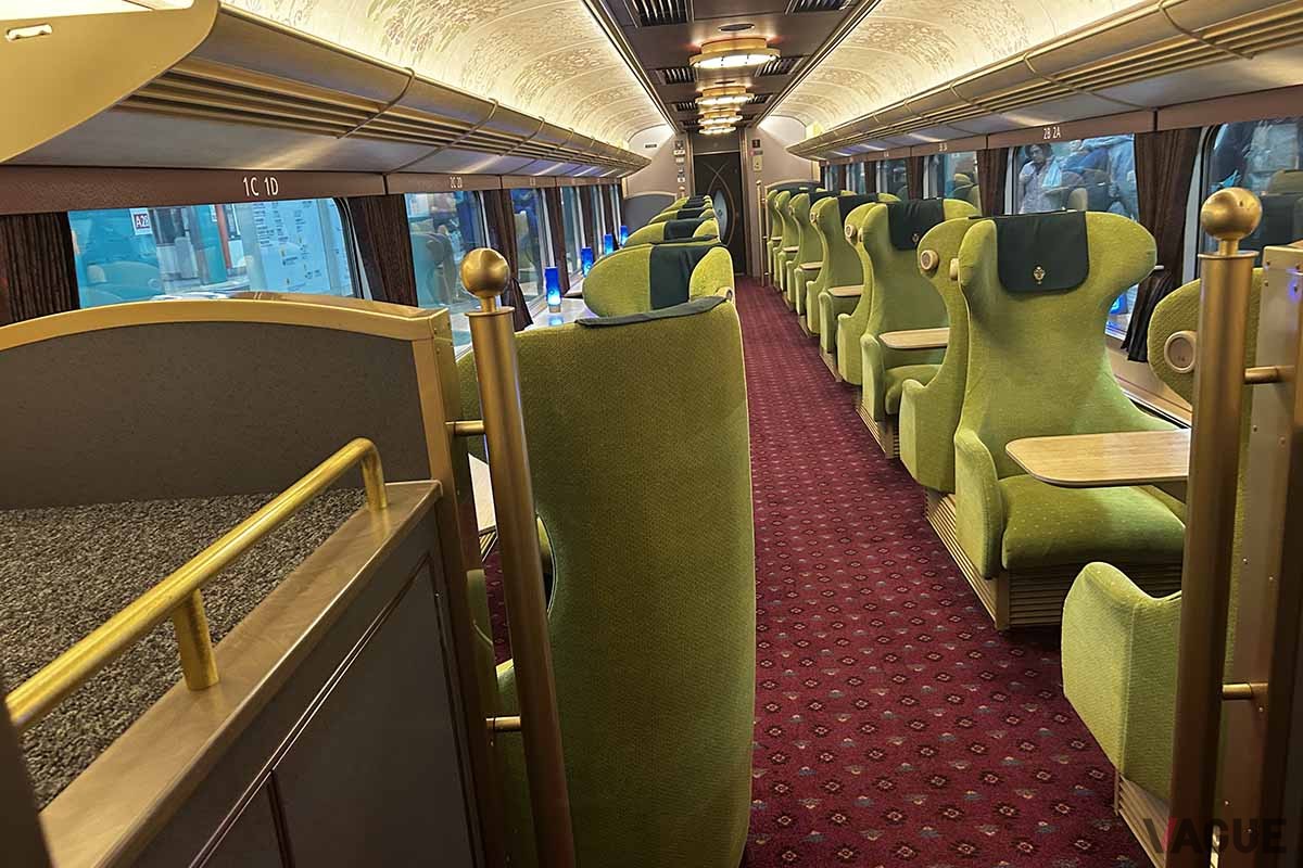 近鉄の観光特急「あをによし」の車内