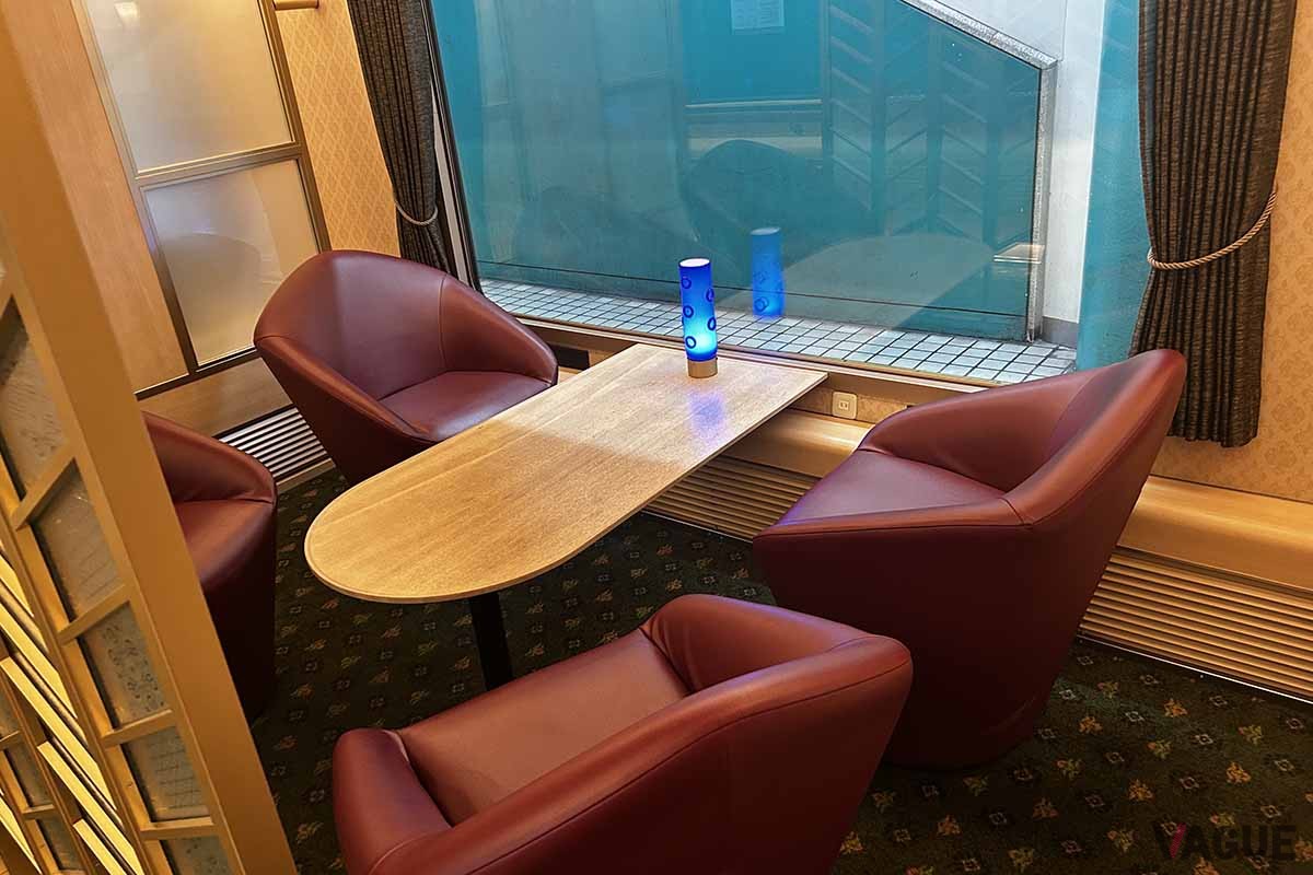 近鉄の観光特急「あをによし」の車内