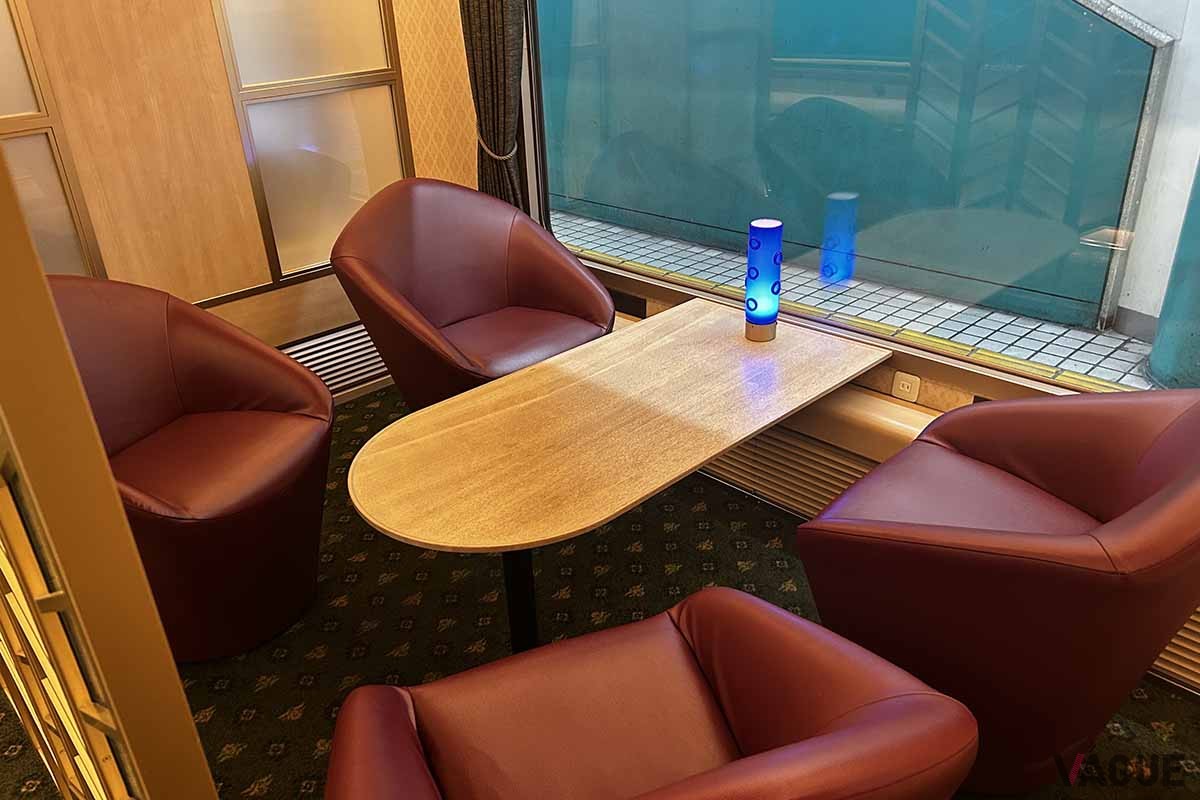近鉄の観光特急「あをによし」の車内