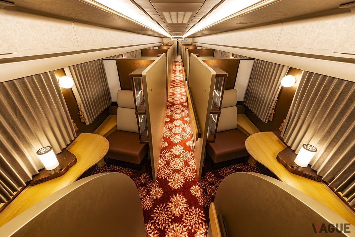 人気の観光列車「はなあかり」のインテリア 提供:JR西日本