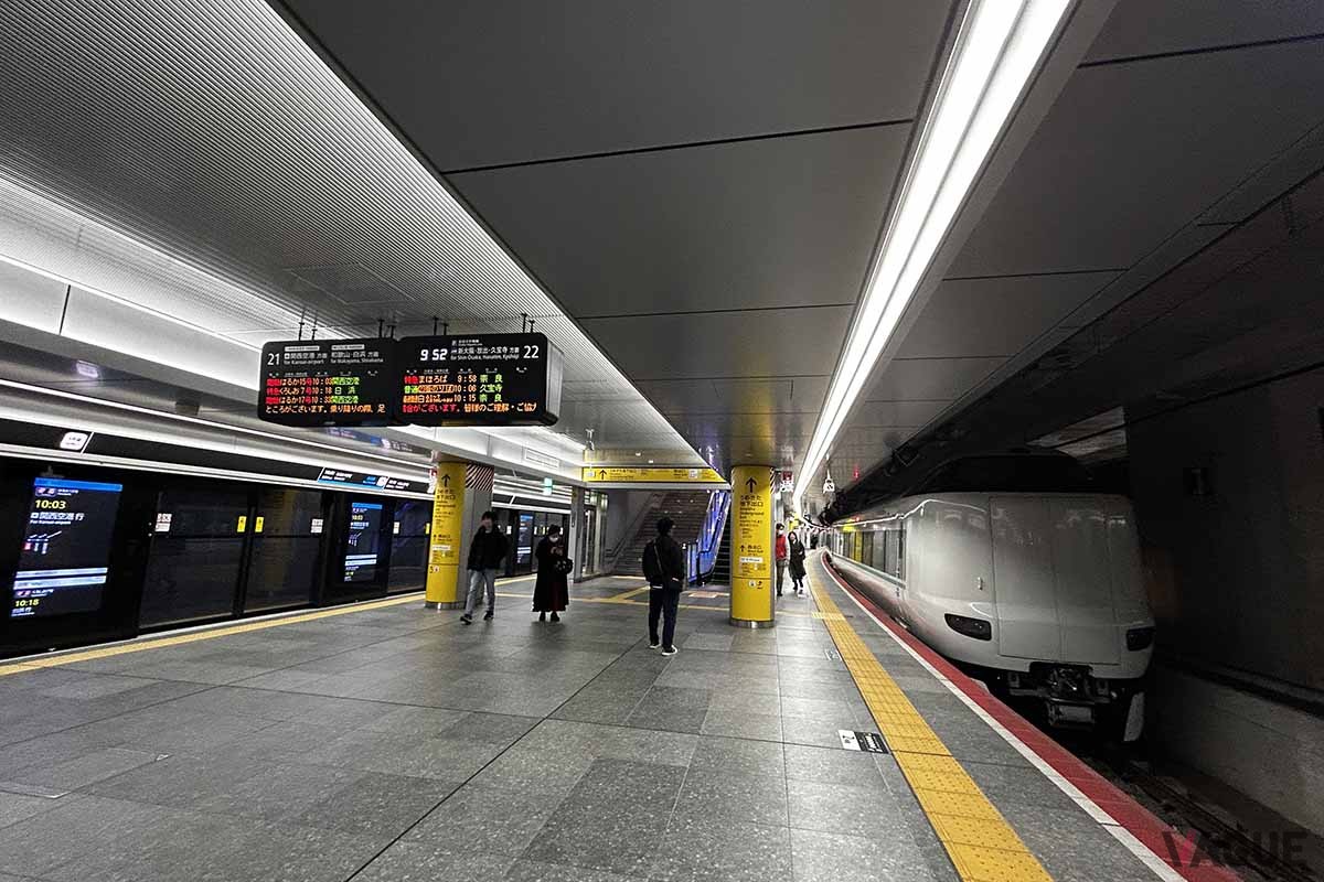 臨時特急まほろば号が出発する大阪駅うめきた地下ホーム。近未来的な雰囲気だ