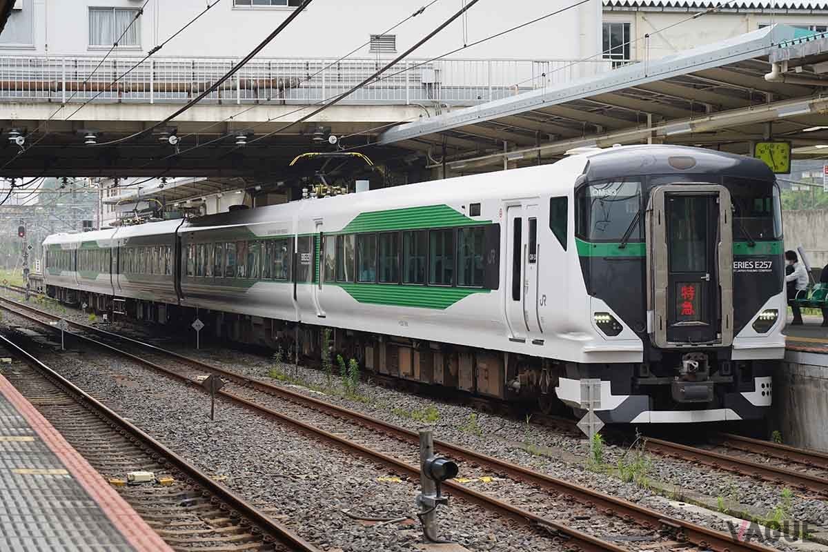 特急「草津・四万」号。通常E257系で運行される