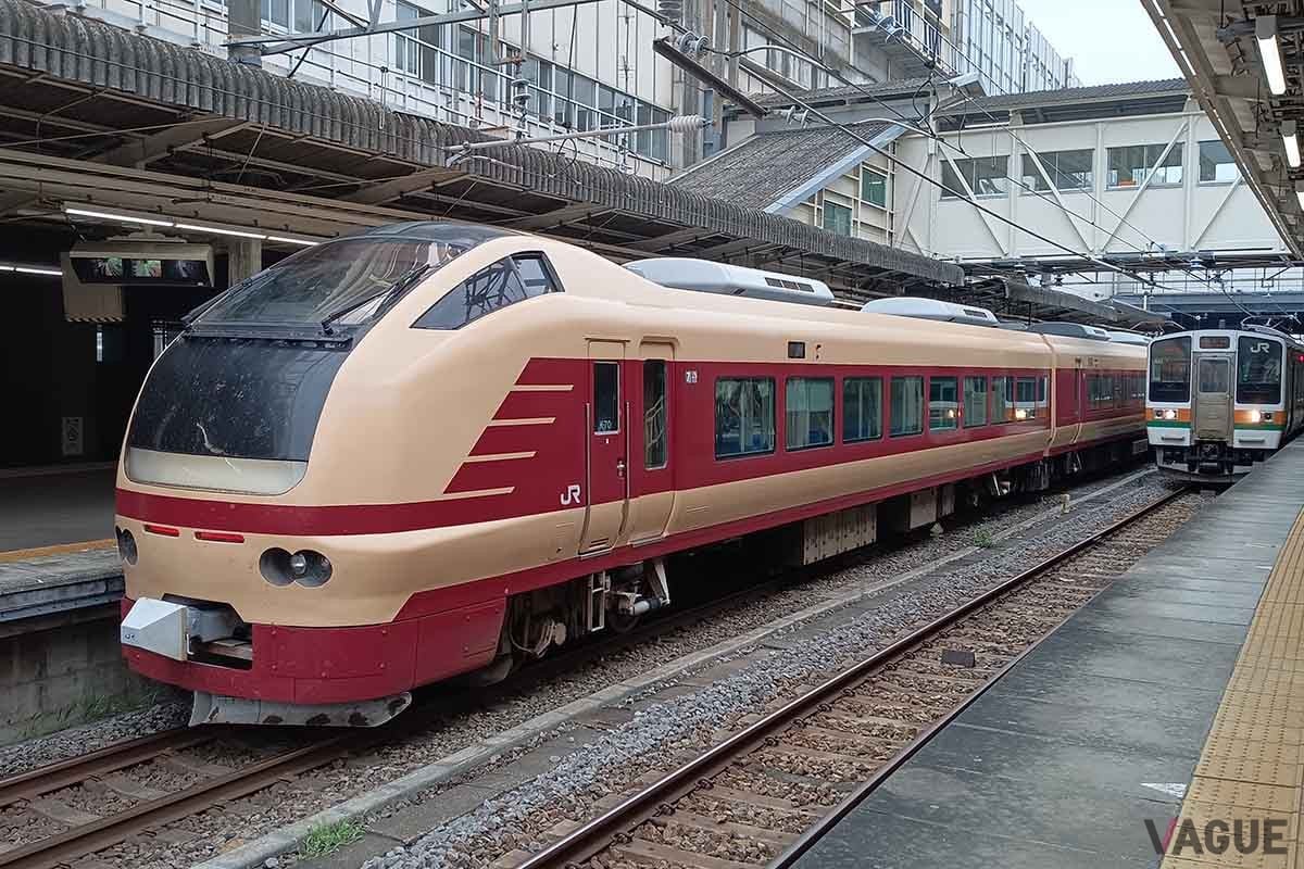 2025年1月・2月の休日の前日に設定される臨時特急「草津・四万61号」。通常E257系で運行されるがこの臨時特急はE653系となる