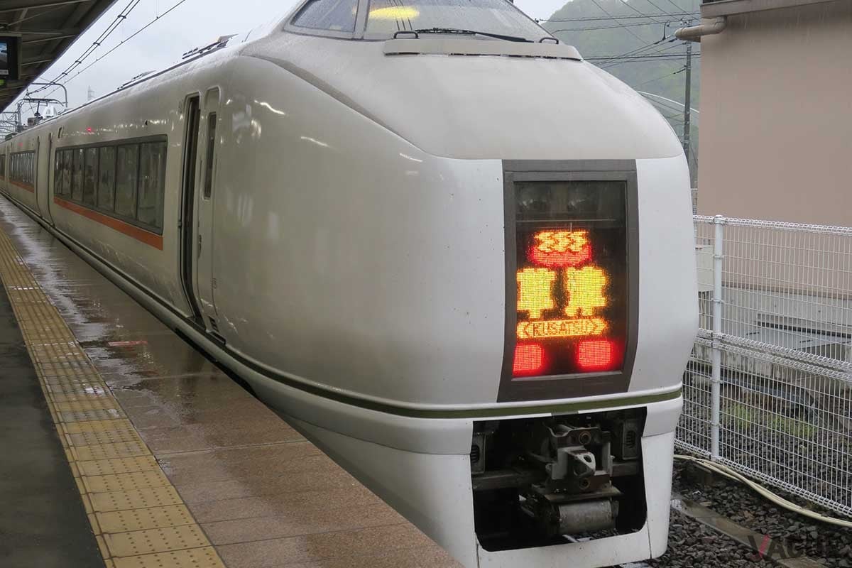 かつての特急「草津」。グリーン車も連結した7両編成の651系という車両で運転されていた