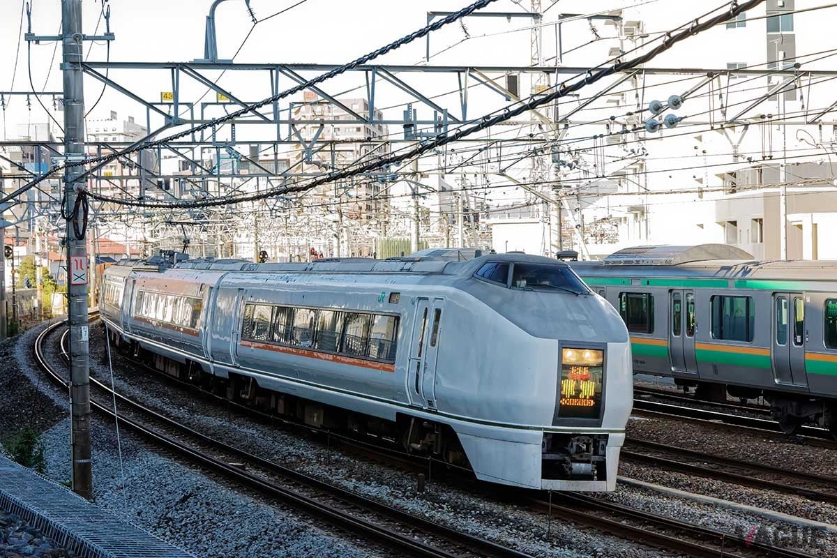 かつての特急「草津」。グリーン車も連結した7両編成の651系という車両で運転されていた