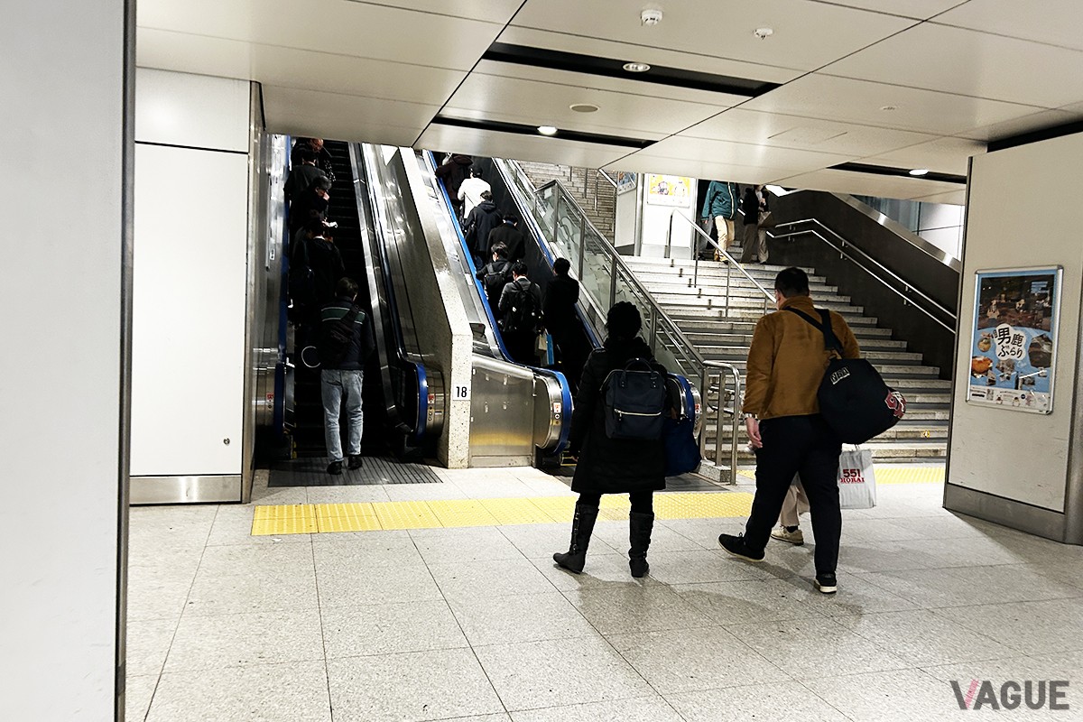 エスカレーターの立ち位置は、東京では「左」、大阪では「右」といわれるが、その理由とは？