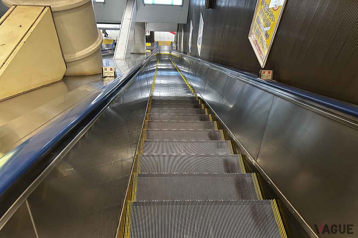 エスカレーターの立ち位置は、東京では「左」、大阪では「右」といわれるが、その理由とは？