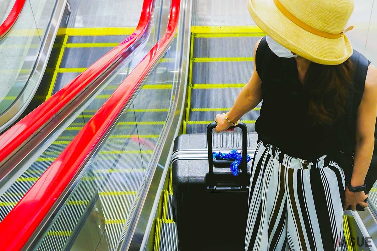 エスカレーターの立ち位置は、東京では「左」、大阪では「右」といわれるが、その理由とは？