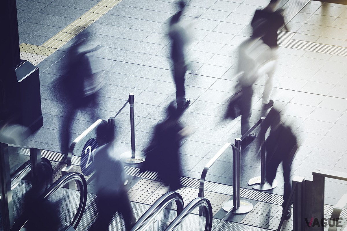 エスカレーターの立ち位置は、東京では「左」、大阪では「右」といわれるが、その理由とは？