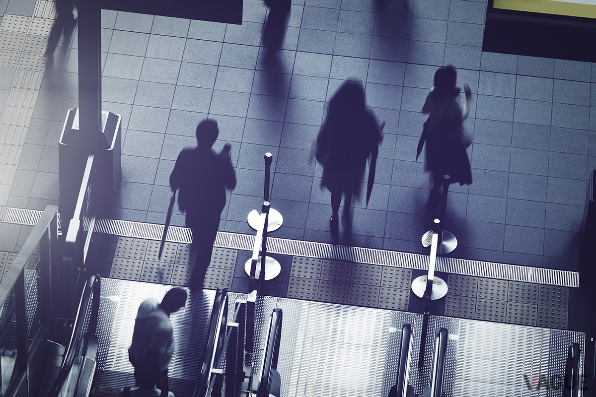 エスカレーターの立ち位置は、東京では「左」、大阪では「右」といわれるが、その理由とは？