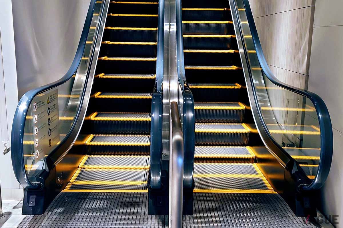 エスカレーターの立ち位置は、東京では「左」、大阪では「右」といわれるが、その理由とは？