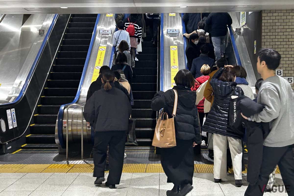エスカレーターの立ち位置は、東京では「左」、大阪では「右」といわれるが、その理由とは？