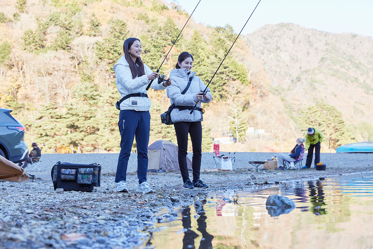 ドライブ先の湖でフィッシングを楽しむ二人