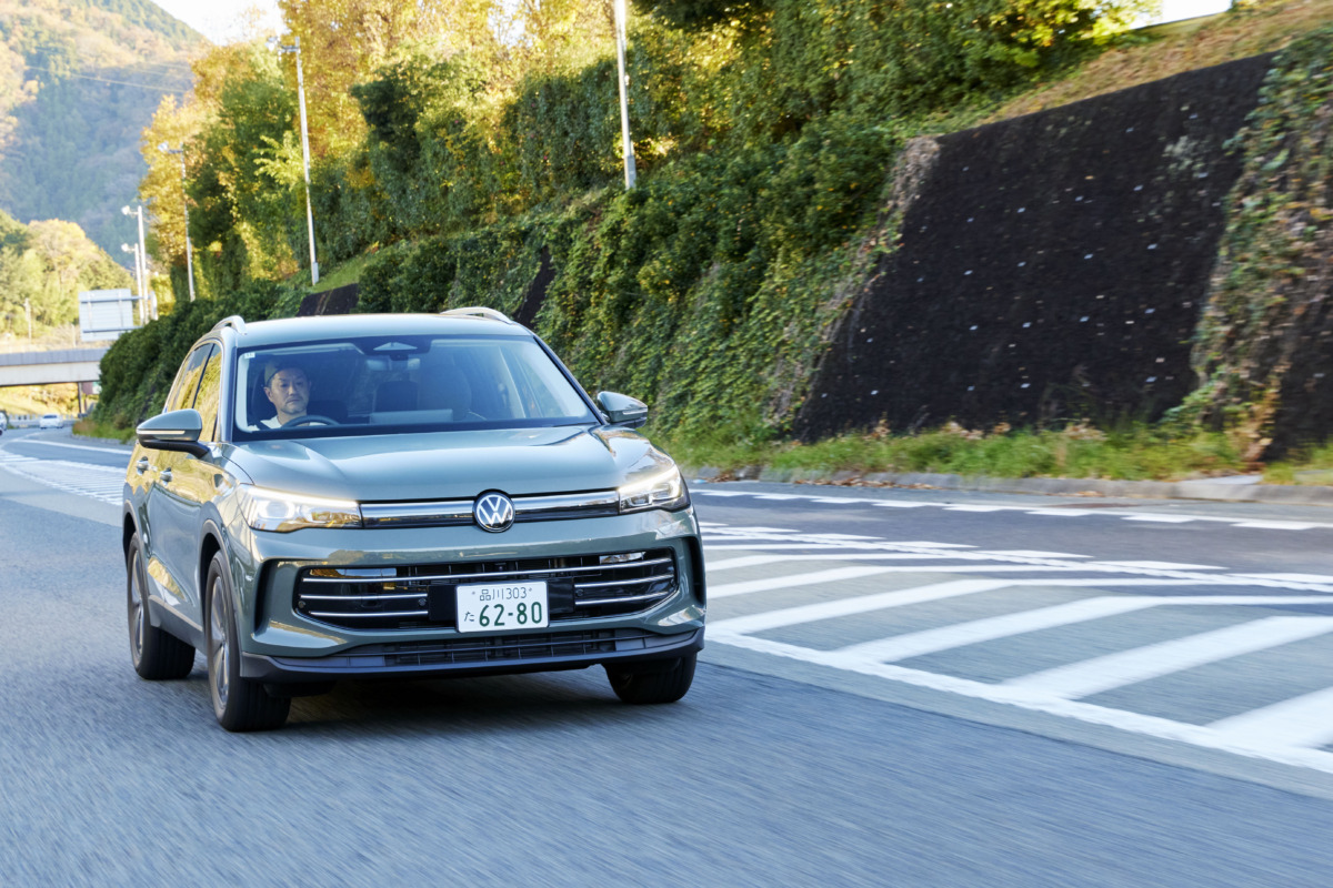 高速道路では設定した車速内で前車との間隔や走行レーンをサポートする運転支援システム「Travel Assist」が、安全性の向上だけでなくドライバーの疲労も低減してくれる
