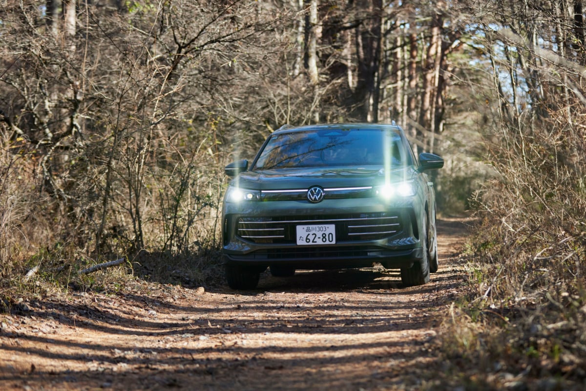 試乗車のボディカラーは都市にも自然にもよく映える「シプレッシーノグリーンメタリック」