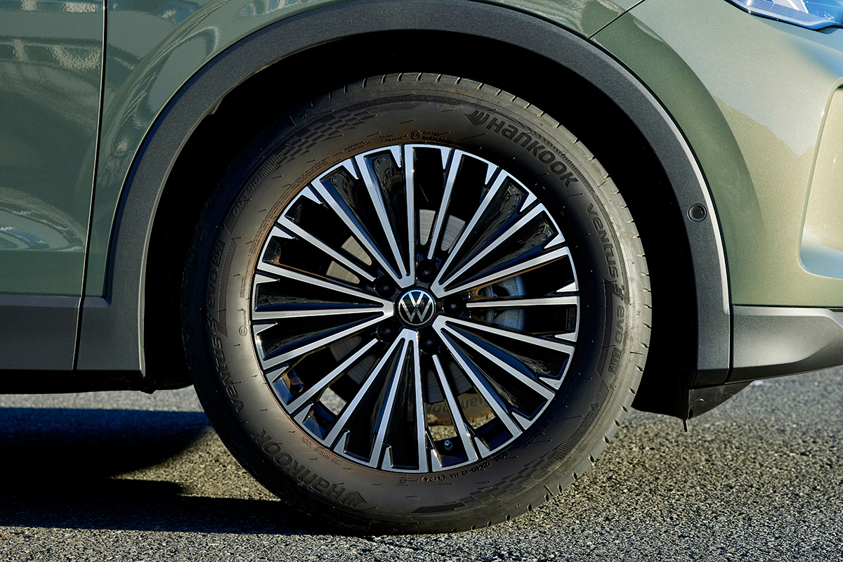 「ティグアンeTSI エレガンス」のホイールサイズは18インチ。タイヤには235／55R18サイズを採用
