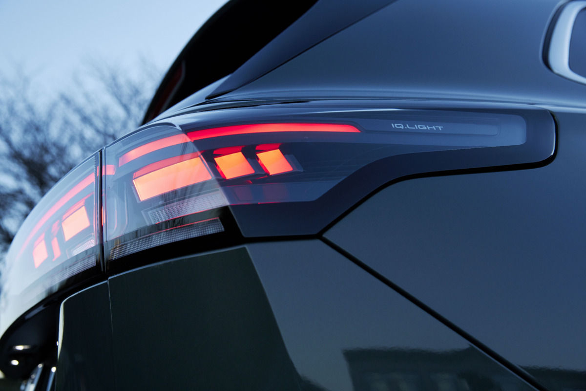 ティグアンのリアビューを引き立てる、左右一体となったデザインのLEDテールランプ