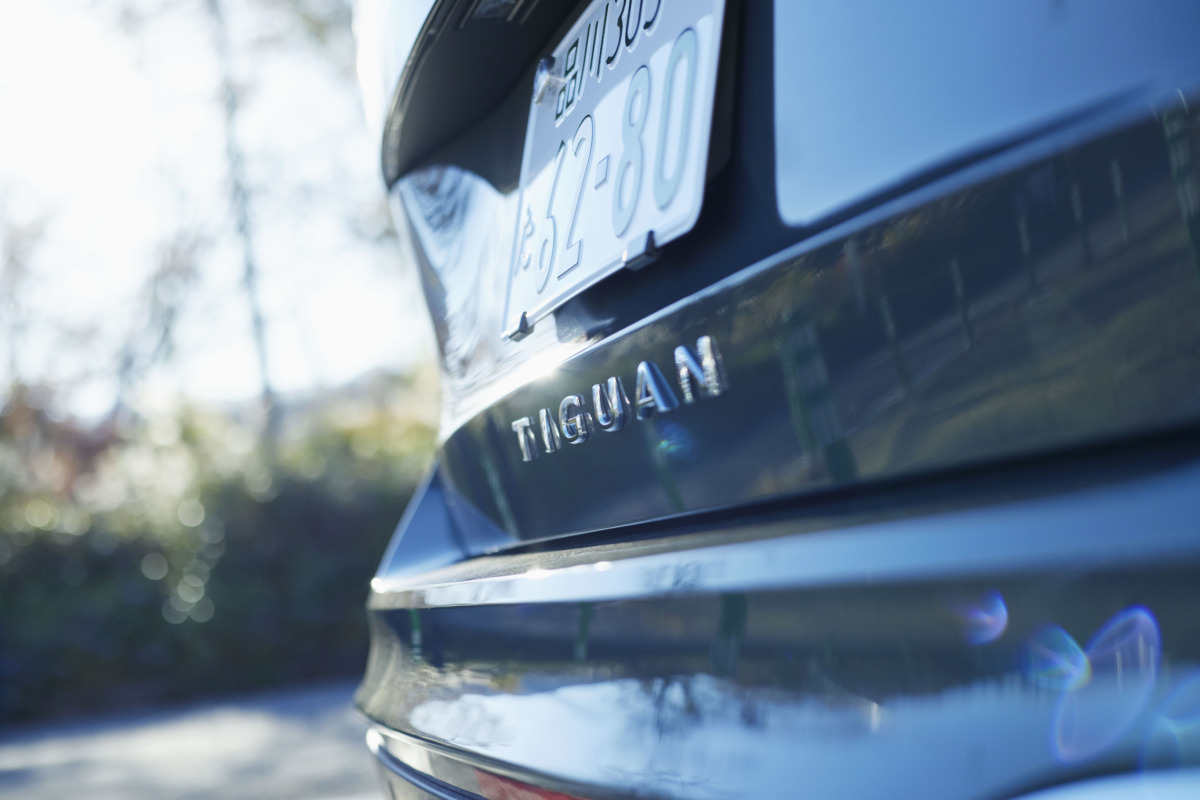 リアハッチの中央に配されるTIGUANのエンブレム