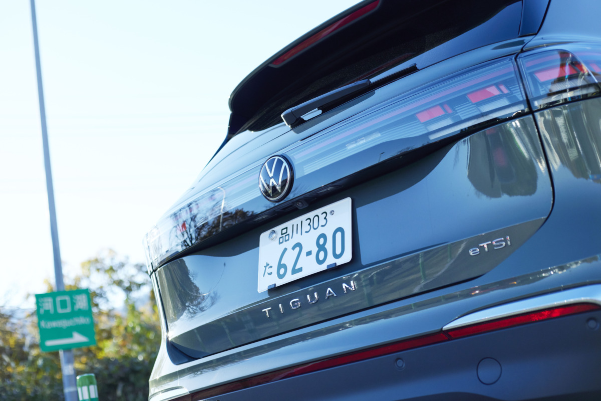 リアハッチの中央に配されるTIGUANのエンブレム
