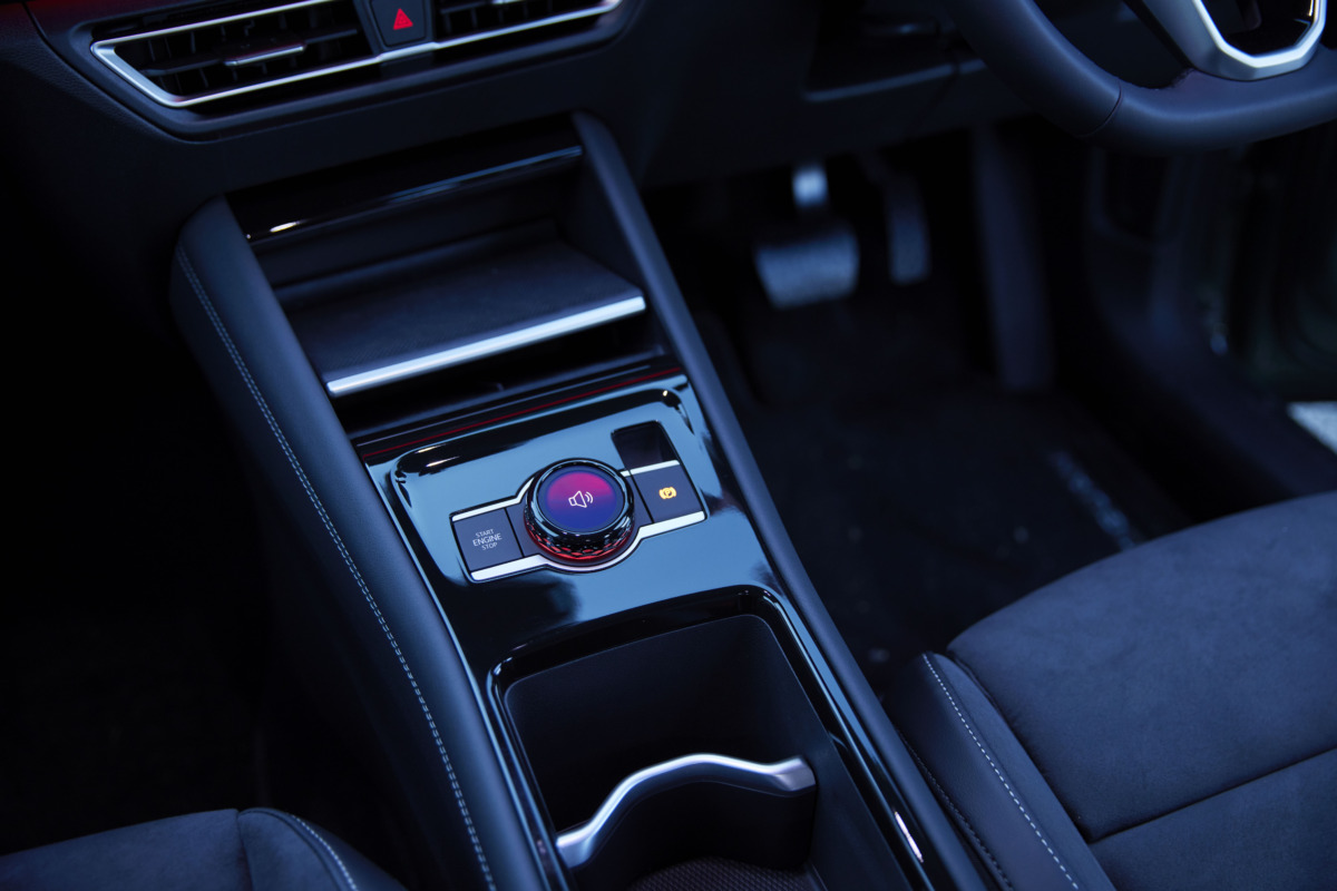 センターコンソールにマウントされる「ドライビング・エクスペリエンス・コントロール」は、オーディオの音量調整や運転モードの選択といった各種機能への素早いアクセスを実現