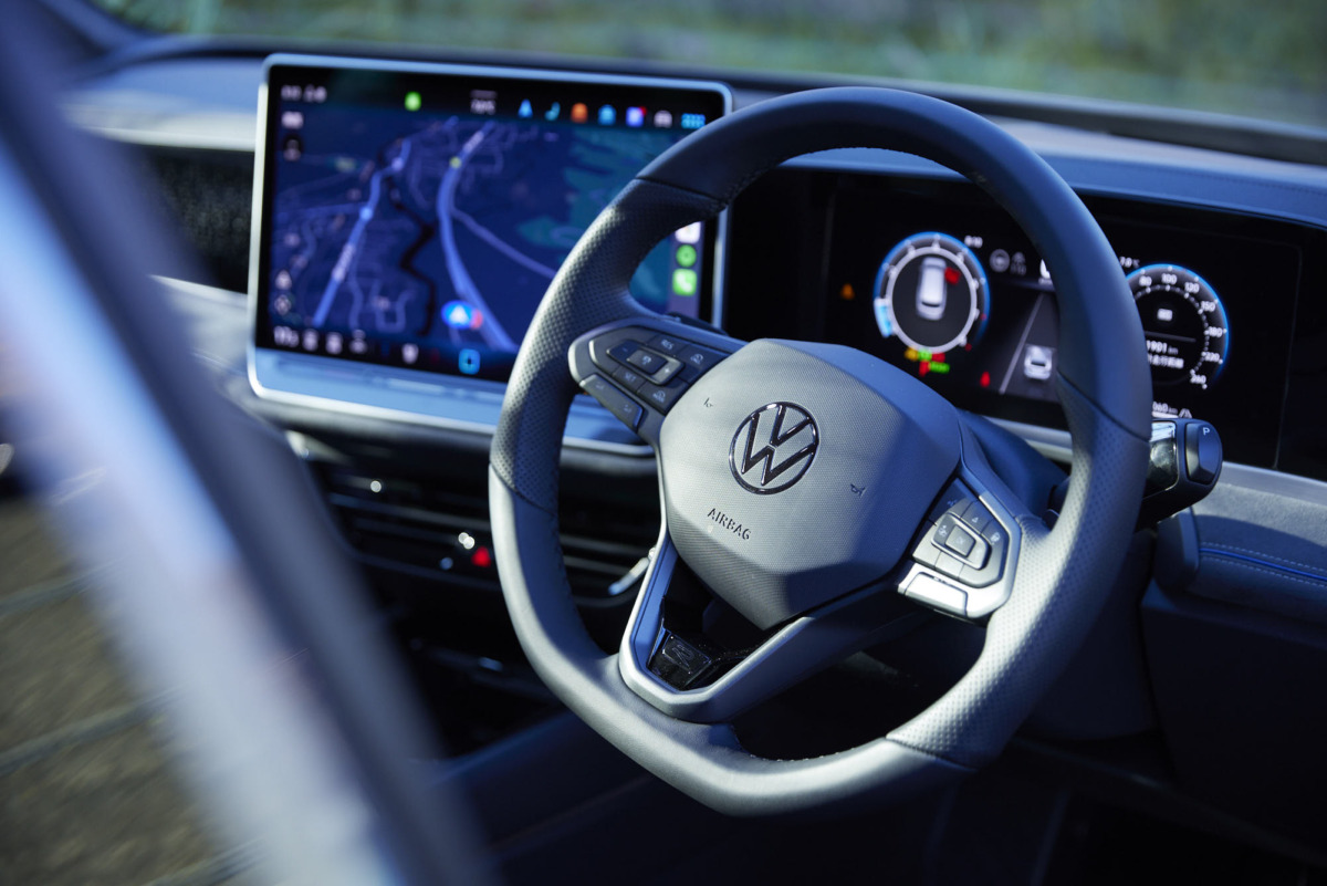 シンプルでありながら上質かつ機能的な仕上がりのコックピット