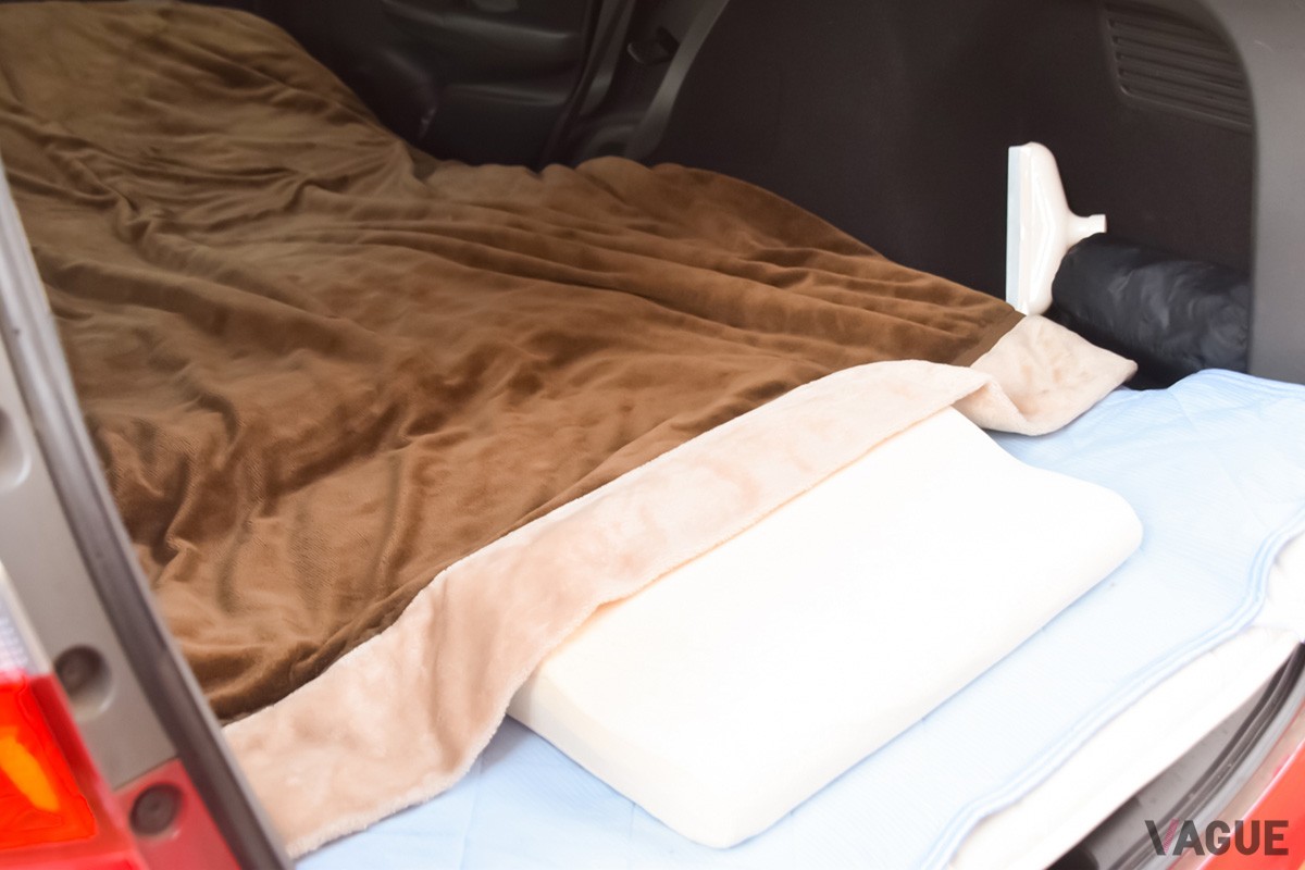 冬場に車中泊をするなら暖かい布団や毛布などは必須