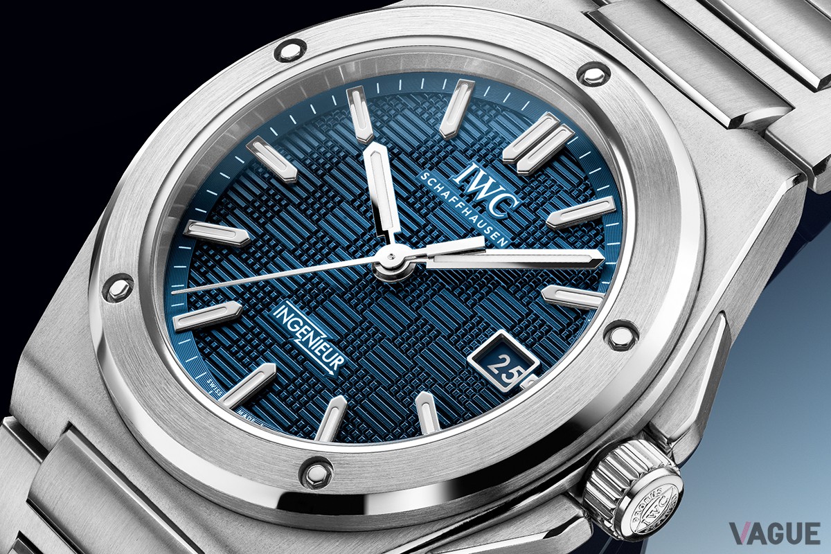 軟鉄製のベースに高圧で型押しを施し、さらにその上からPVDコーティングを施したブルーのカラーダイヤル。独特のグリッドパターンがモダンな雰囲気を醸し出す