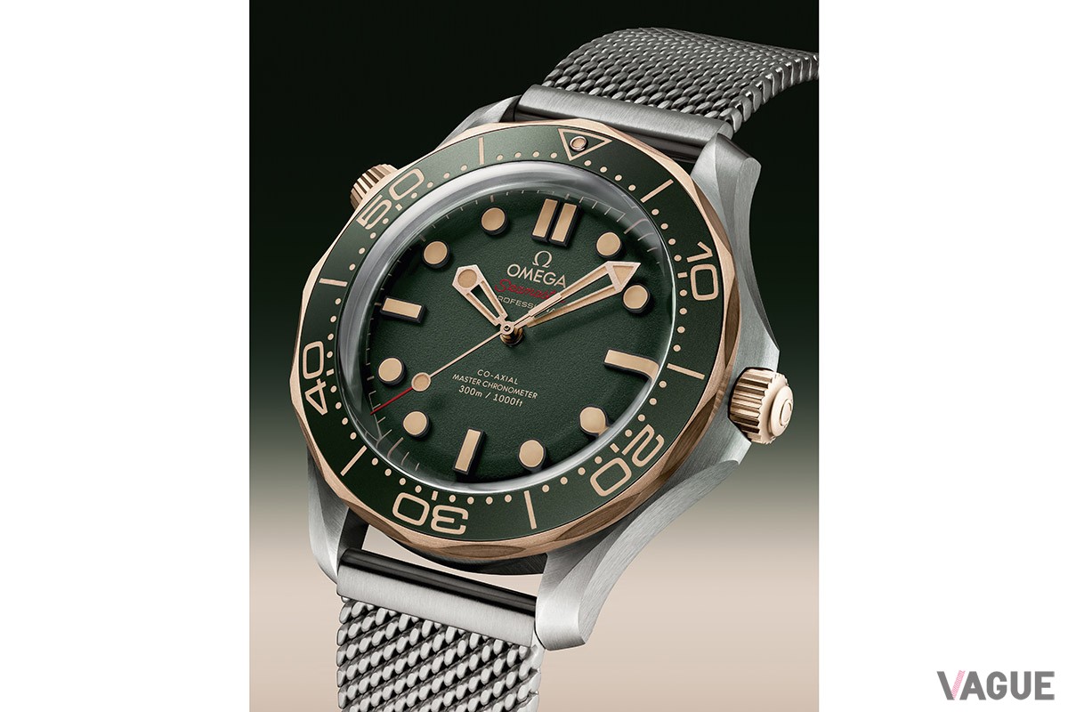 サンドブラスト加工を施したグリーンのダイアルはアルミニウム製。“Seamaster”と秒針の先のレッドがアクセントになっている