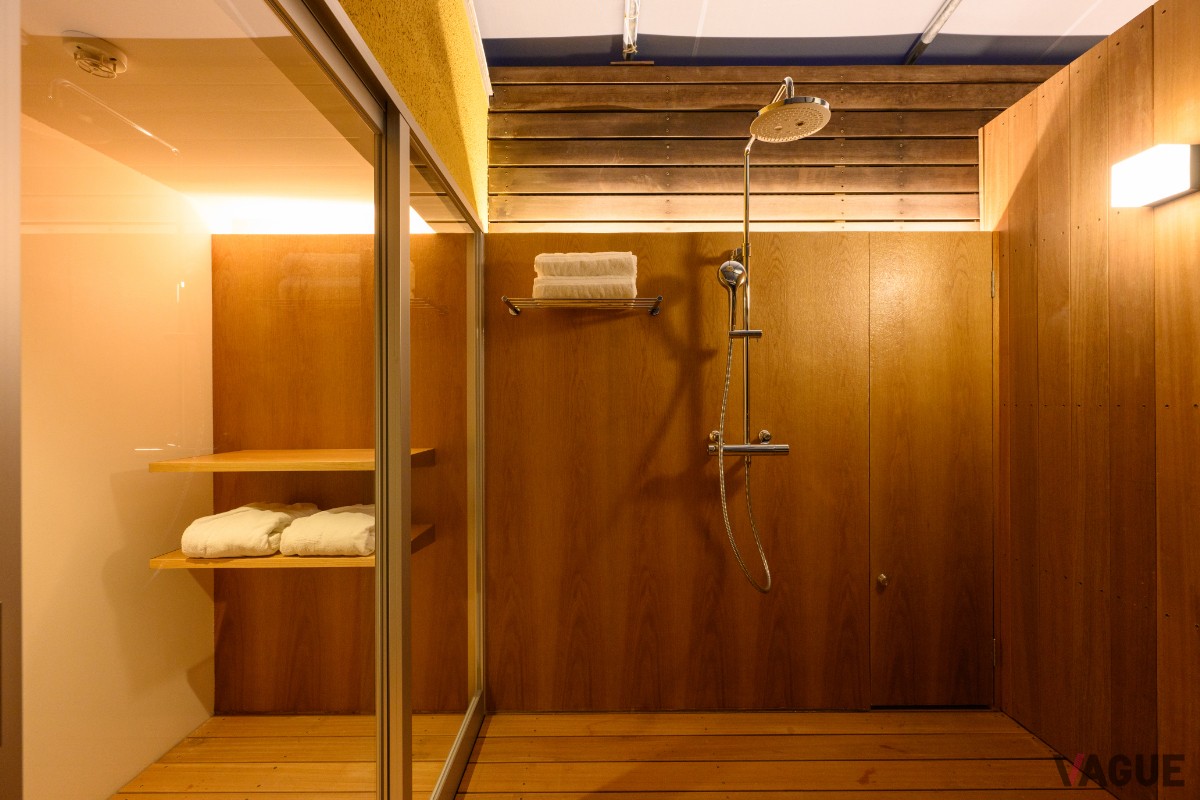 サウナルーム専用のシャワーブース