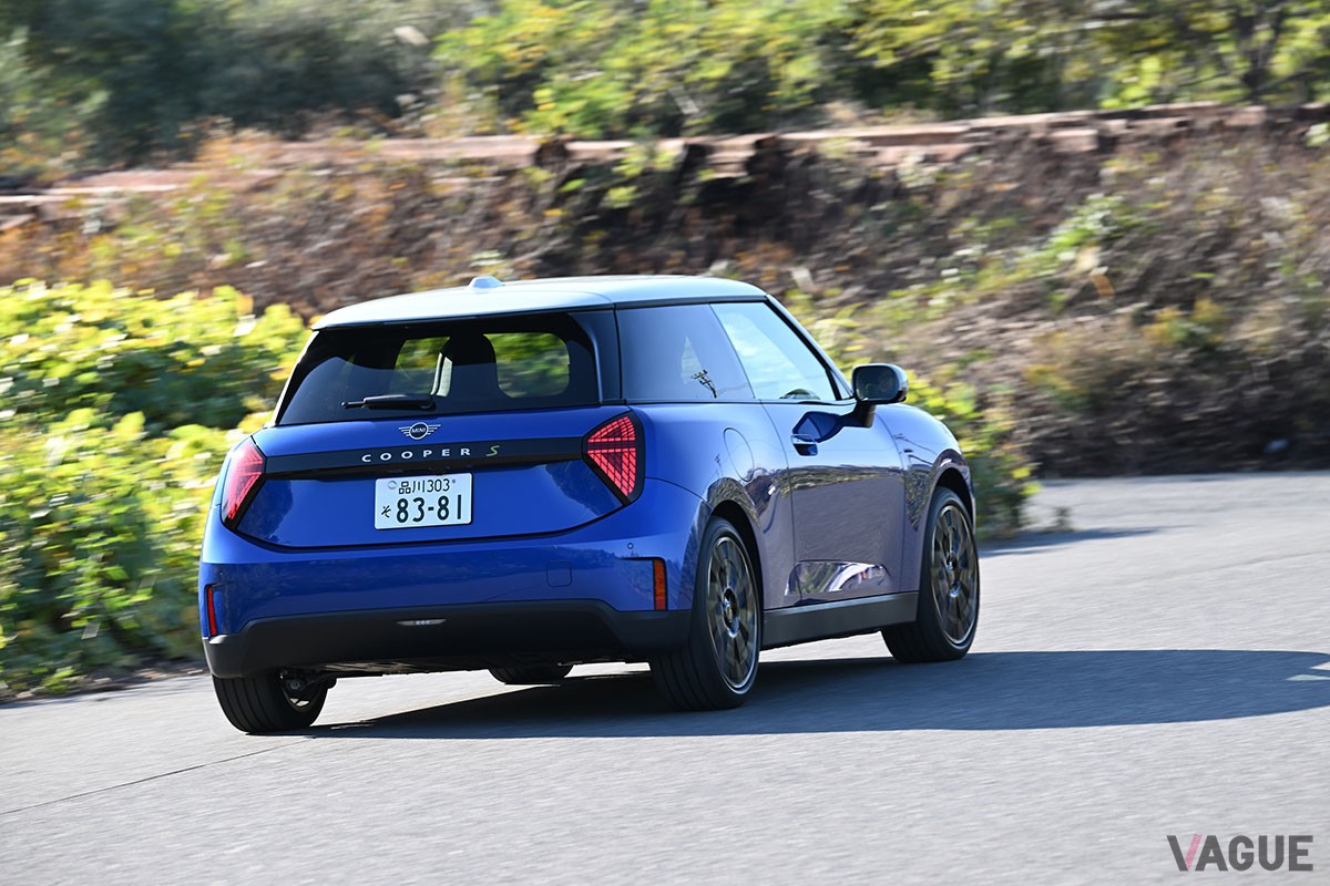 「日本カー・オブ・ザ・イヤー 2024-2025」の「インポート・カー・オブ・ザ・イヤー」に輝いたMINI「クーパー」