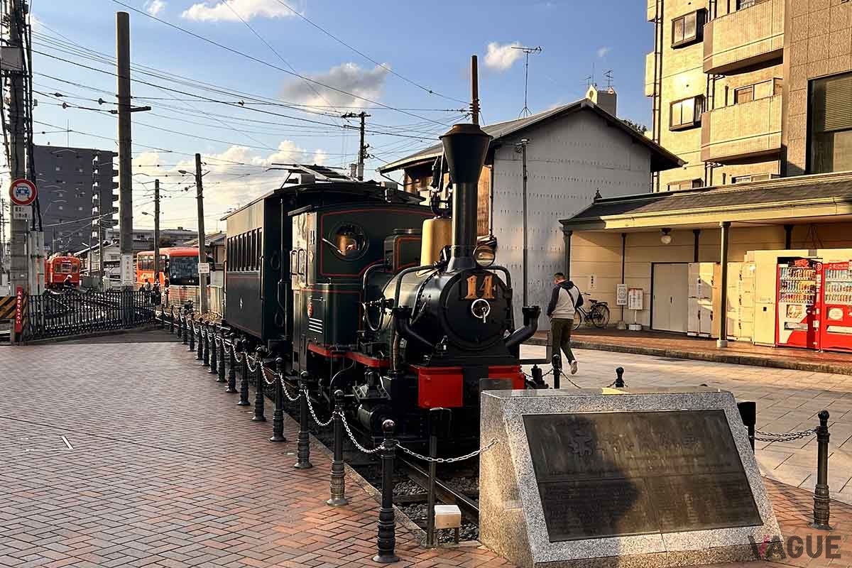 伊予鉄道道後温泉駅前に停車する「坊っちゃん列車」。土日・祝日に運行される