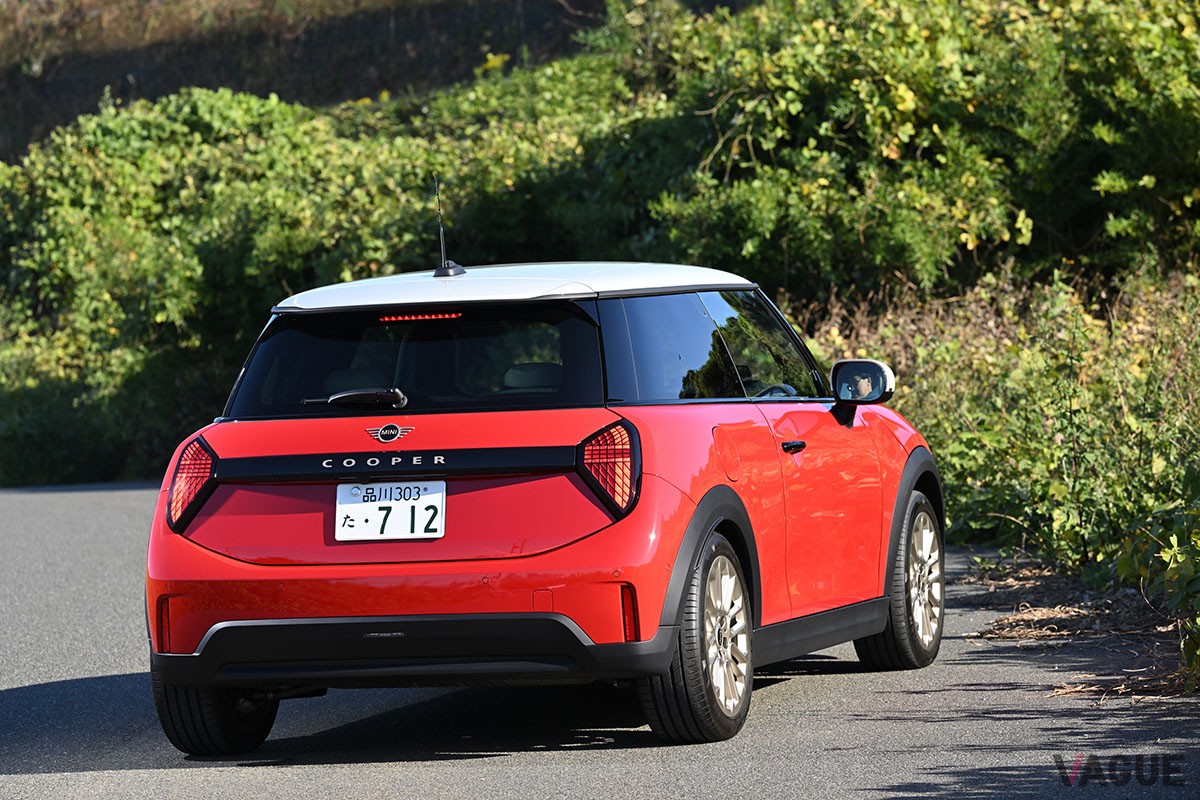 ガソリンエンジンを搭載するMINI「クーパーC」