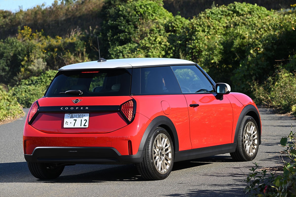 ガソリンエンジンを搭載するMINI「クーパーC」