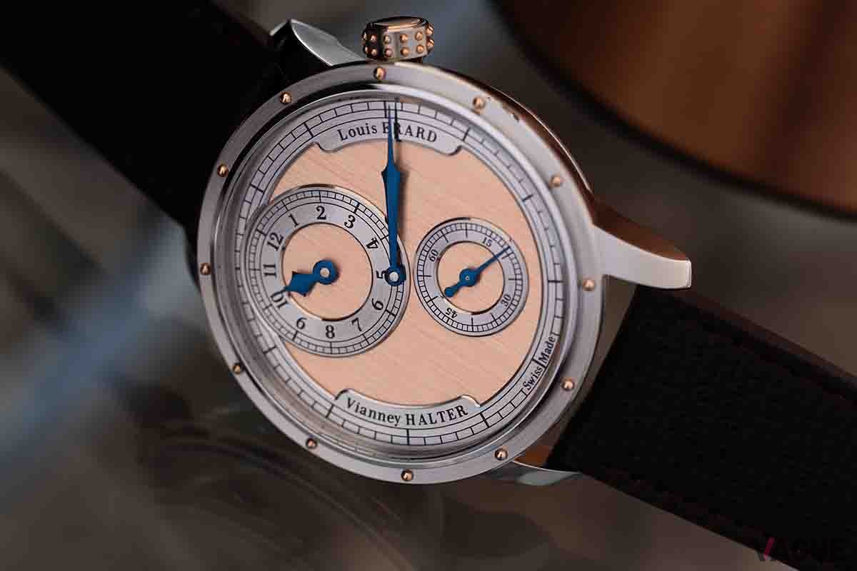 ベゼルとリューズの周囲に穿たれたリベットはヴィアネイ・ハルターの代表作“アンティコア”へのオマージュ