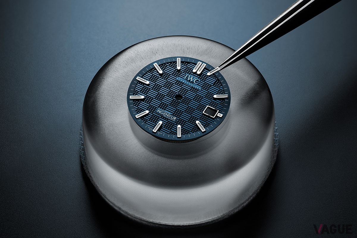 ロジウムメッキのアワーマーカーにはあらゆる明るさの下で完全な視認性を発揮できるよう夜光塗料スーパールミノヴァを塗布