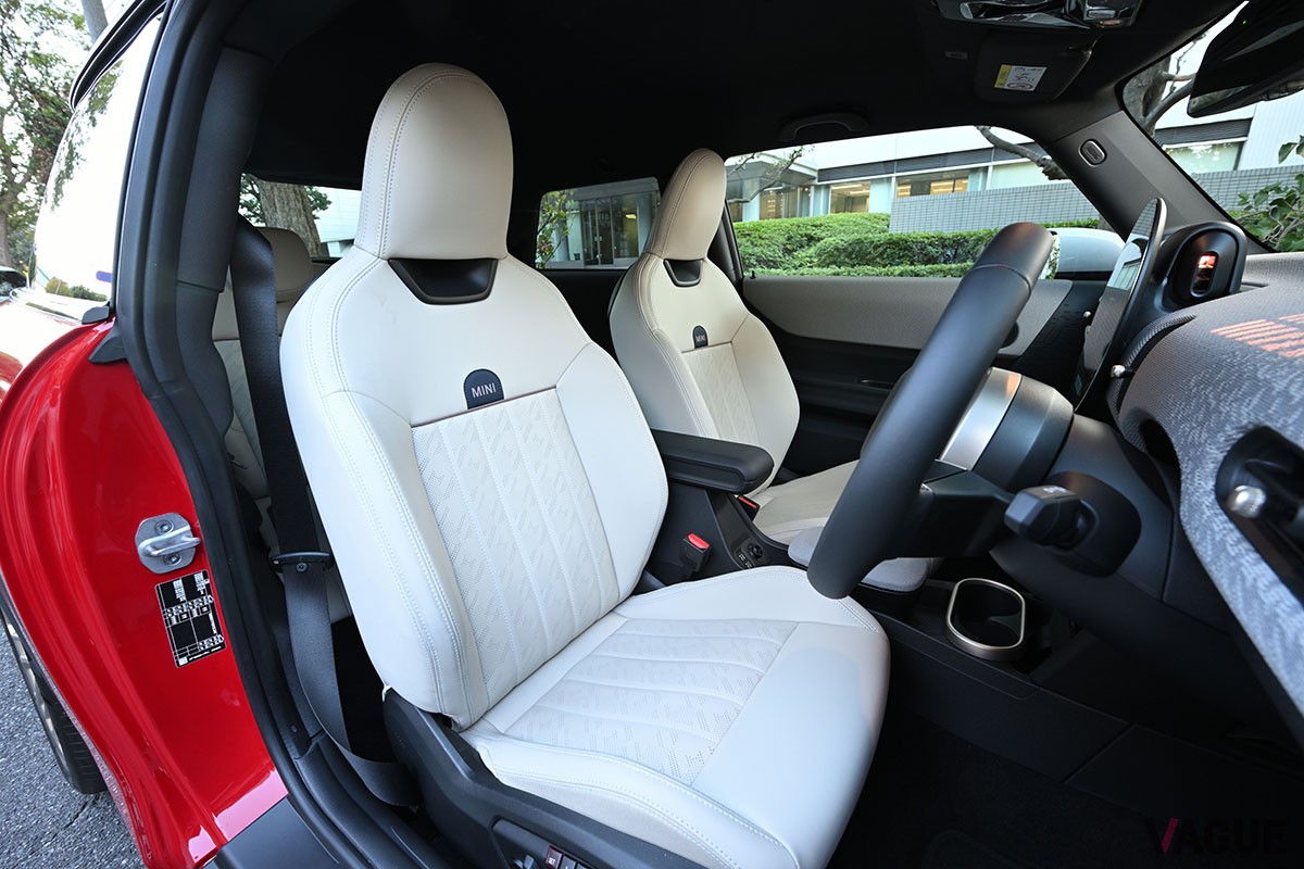 ガソリンエンジンを搭載するMINI「クーパーC」