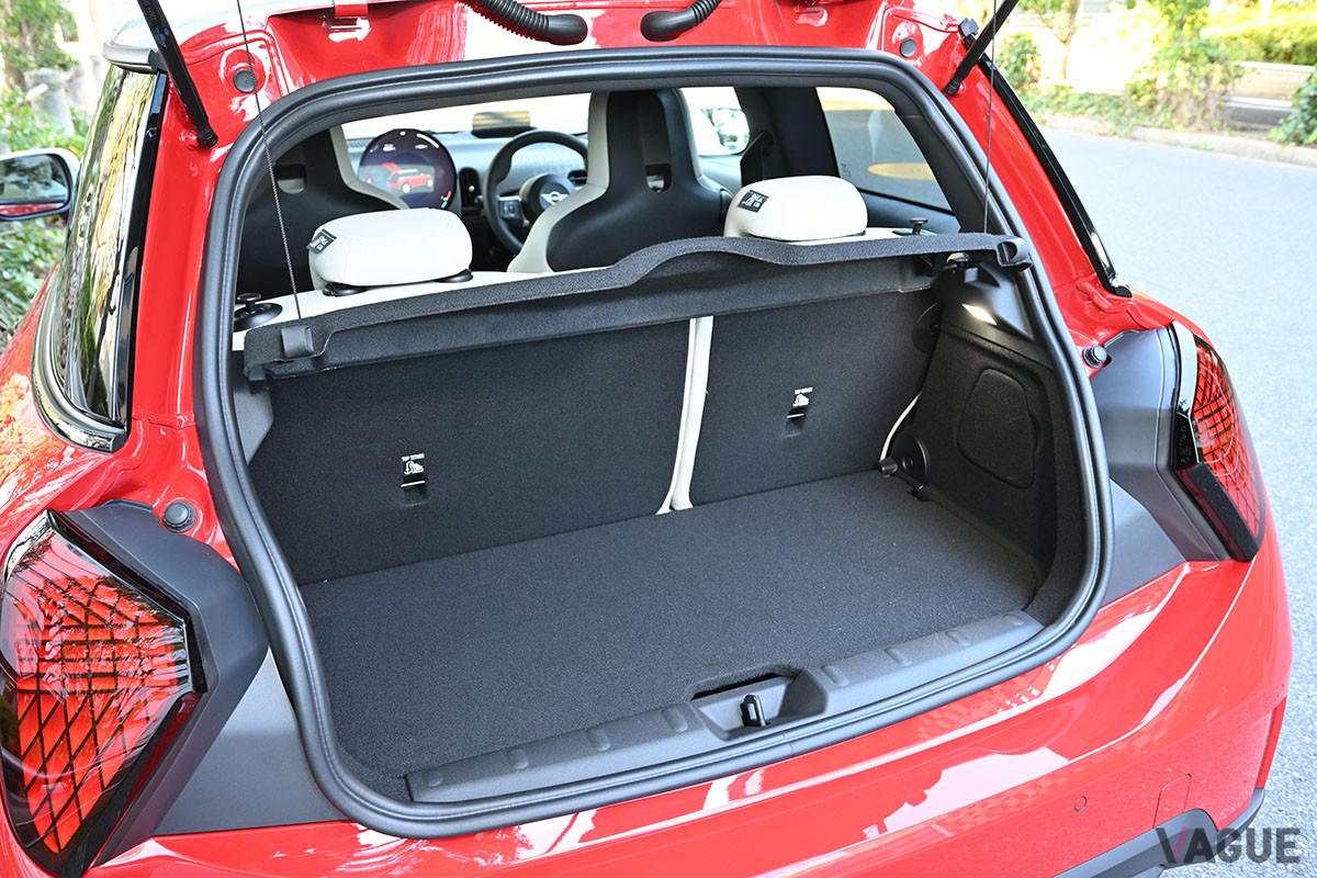 ガソリンエンジンを搭載するMINI「クーパーC」