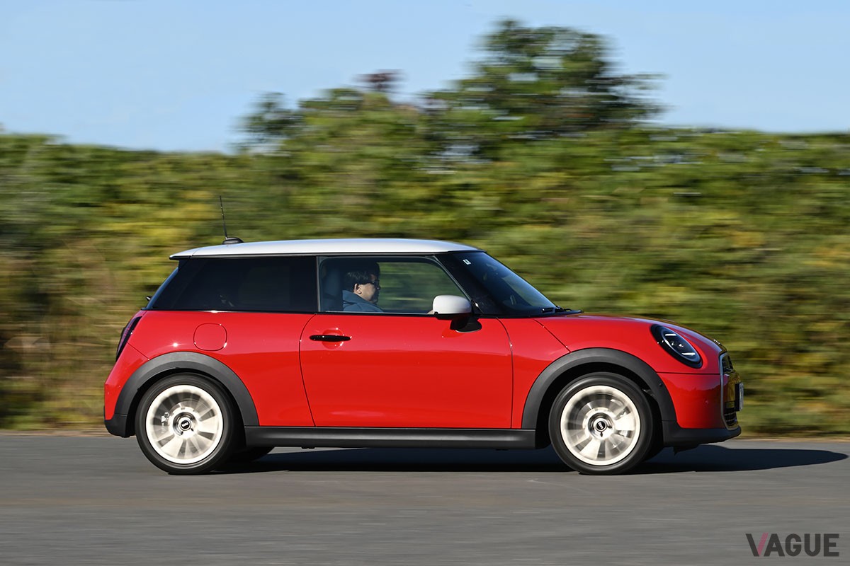 ガソリンエンジンを搭載するMINI「クーパーC」