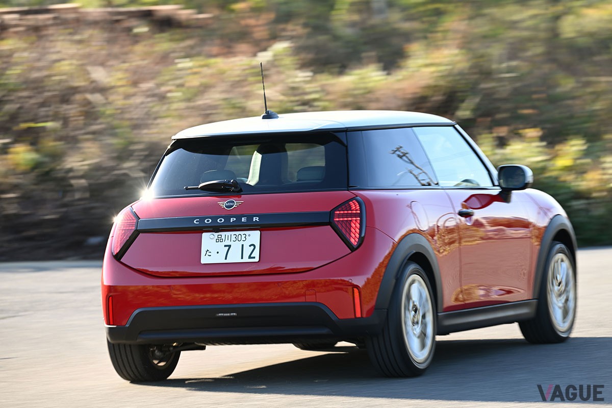 ガソリンエンジンを搭載するMINI「クーパーC」