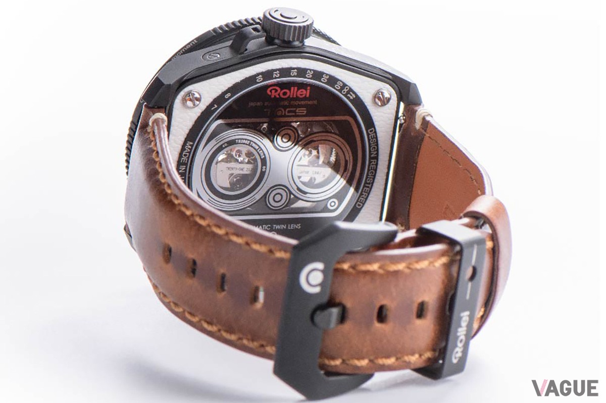 裏ぶたからのぞくスケルトンムーブメントにも“Rollei”と“TACS”の文字が。オールドカメラの世界観を表現した文字や素材を配置するなど後ろ姿にも抜かりなし