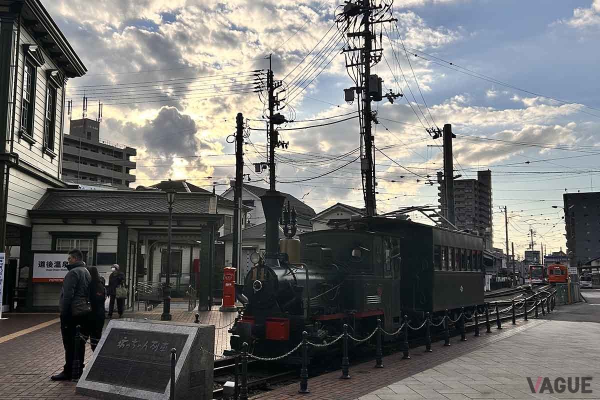 伊予鉄道道後温泉駅前に停車する「坊っちゃん列車」。土日・祝日に運行される